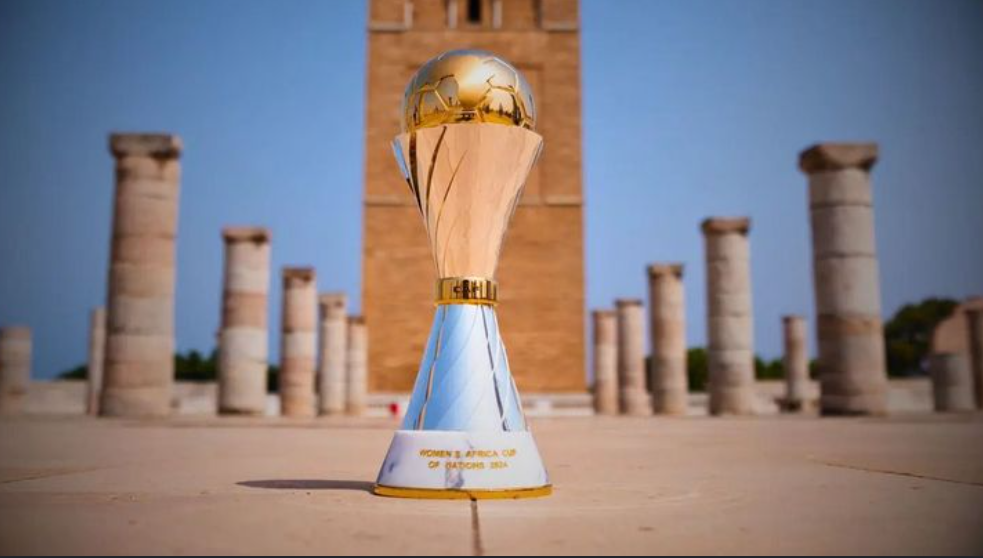 Trophée de la CAN féminine 2026, symbole du premier titre continental convoité par les Lionnes de l'Atlas
