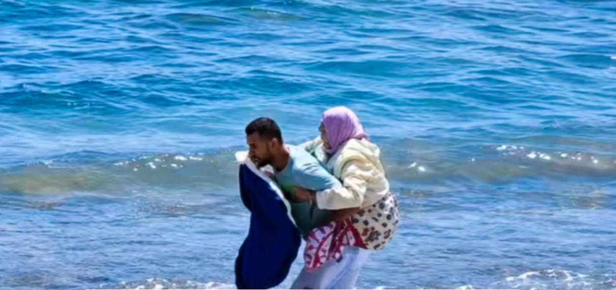 Le poids d’une mère sur les épaules d’un fils  l’image qui interroge notre humanité